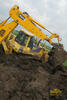 Rypadlonakladač JCB 3CX Contractor vyprošťuje dozer Komatsu D65EX firmy Alpine stavební CZ