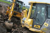 Rypadlonakladač JCB 3CX Contractor vyprošťuje dozer Komatsu D65EX firmy Alpine stavební CZ