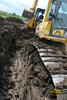 Rypadlonakladač JCB 3CX Contractor vyprošťuje dozer Komatsu D65EX firmy Alpine stavební CZ