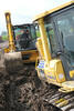 Rypadlonakladač JCB 3CX Contractor vyprošťuje dozer Komatsu D65EX firmy Alpine stavební CZ