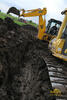 Rypadlonakladač JCB 3CX Contractor vyprošťuje dozer Komatsu D65EX firmy Alpine stavební CZ