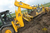 Rypadlonakladač JCB 3CX Contractor vyprošťuje dozer Komatsu D65EX firmy Alpine stavební CZ