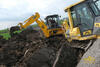Rypadlonakladač JCB 3CX Contractor vyprošťuje dozer Komatsu D65EX firmy Alpine stavební CZ