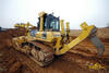 Dozer Komatsu D65EX s jednonožovým rozrývačem