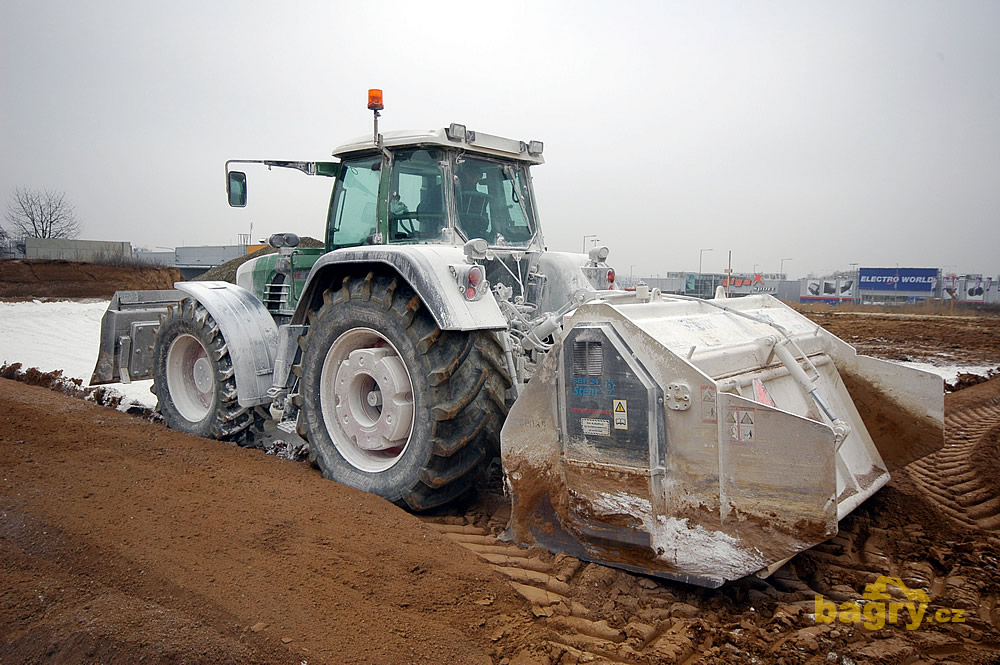 Traktor Fendt 930 Vario TMS zarývá stabilizační frézu Stehr SBF 24 do země