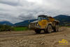 Kĺbový dumper Komatsu HM400 točí zákrutu