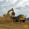 Nakladanie Caterpillar 330 od firmy Váhostav - SK na dumper Cat 730