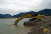 Pásové rýpadlo Komatsu PC 360 LC od firmy Váhostav - SK ponára lyžicu na dno štrkoviska