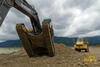 Postavené Volvo, v pozadí dumper Caterpillar 730