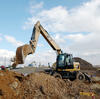 Kolové rypadlo Caterpillar M315D nabírá materiál