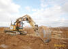 Pásové rypadlo Caterpillar 314 LCR nabírá materiál