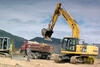 Pásové rypadlo Komatsu PC210 LC nakládá Tatru T-815