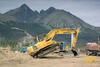 Pásové rypadlo Komatsu PC210 LC zahřívá svaly