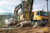 Pásové rypadlo Takeuchi TB1140 firmy Container Services,  v pozadí Mercedes Benz Actros 3344 firmy Quicktrans
