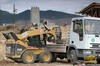 Smykem řízený nakladač Caterpillar 242B High Flow nakládá Iveco EuroCargo 80E15
