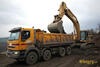 Renault 420.40 PR 8X4 S3 společnosti Eurovia a pásové rypadlo Caterpillar 345B LME