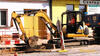 Pásové minirypadlo Caterpillar 304.5 společnosti Moravský Plynostav nabírá materiál