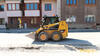 Smykem řízený nakladač Caterpillar  226B2 veze materiál