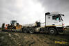 Tahač Mercedes-Benz 3355 přiváží dozer Caterpillar D6K na šestinápravovém podvalníku Doll