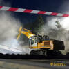 18. Liebherr L944C Litronic právě pokořil polovinu velkého mostu nůžkami Atlas Copco CC3300