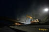 19. Liebherr L944C V Litronic s nůžkami Atlas Copco CC3300 právě shodil první část mostu