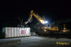 36. Liebherr L944C V Litronic háže ocelovou výztuž přímo do kontejneru u mostu