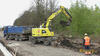 17 - Liebherr 918 compact uklízí okolo trati. Materiál odváží Man TGS 8x4