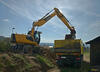 11. Kolové rypadlo JCB JS 175W při nakládání zeminy na Tatru 8x8 Phoenix Euro 6 sklápěč