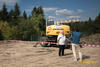 02. Pan farář Pavel Hověz před rypadlem New Holland MH City (Foto Štěpán Langášek)