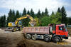 37. Kolové rypadlo New Holland MH City firmy Wemys nakládá sklápěč T-815 (Foto: Ondřej Hájek)