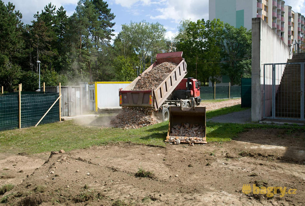 10. Tatra T-815 přivezla stavební suť na pokrytí staveništní komunikace (Foto Karel Pažourek)