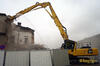 Boční pohled na demoliční rypadlo Komatsu PC350LC-8 HRD