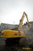 Pásové demoliční rypadlo Komatsu PC350LC-8 HRD upouští suť na hromadu