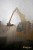 Pásové demoliční rypadlo Komatsu PC350LC-8 HRD zahalené v prachu