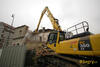 Proud vody z hadice mírní prašnost po pásovém demoličním rypadle Komatsu PC350LC-8 HRD