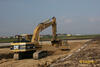 Pásové rypadlo Caterpillar 320 L firmy Sedos stavby, v pozadí Dozer Caterpillar D6R XL firmy Trymet