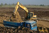 Pásové rypadlo Caterpillar 320 L nakládá materiál do sklápěče Man 8x6 TGA 41.430 firmy Outulný