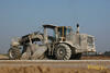Půdní fréza Caterpillar RM 500 firmy Sedos stavby zprava