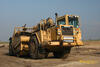 Skrejpr Caterpillar 627F čeká na naftu