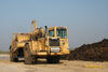 Skrejpr Caterpillar 627F po vykládce materiálu