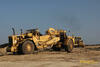 Skrejpr Caterpillar 627F, v pozadí Grejdr Caterpillar 140H firmy Sedos stavby