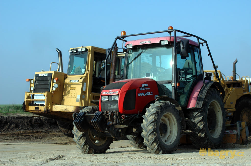 Traktor Zetor Proxima 8441 firmy Sedos stavby a Skrejpr Caterpillar 627F firmy Havras