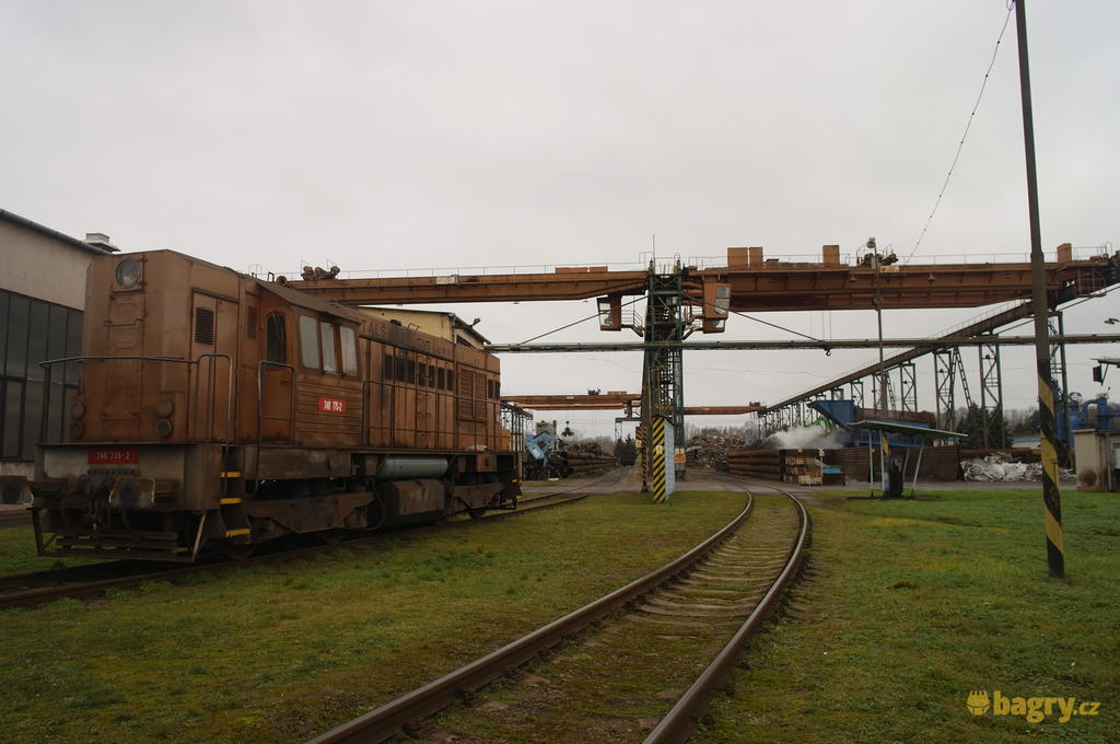 Lokomotiva řady 740 přijíždí pro naložené vagóny