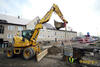 Kolové rypadlo Komatsu PW 98 MR pokládá skruž