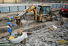 Rypadlonakladač Caterpillar 428D firmy Walco osazuje betonovou šachtovou skruž