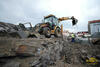 Rypadlonakladač Caterpillar 428D firmy Walco osazuje betonovou šachtovou skruž