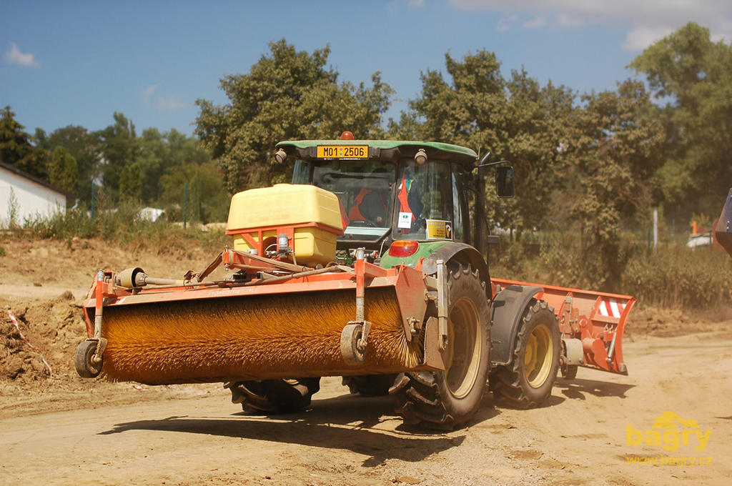 Kolový traktor John Deere 5080 M firmy Vladimír Dostál s čelní radlicí a zametačem Agrometall