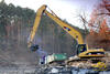 Pásové rypadlo Caterpillar 325C L Long Reach firmy Rovina nakládá Tatru T 815 firmy Valašské lesotechnické meliorace