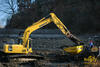 Pásové rypadlo Komatsu PC 160 LGP-7 nakládá dempr Terex TA6S