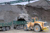 Kolový nakladač Volvo L150E nakládá štěrk do přívěsu